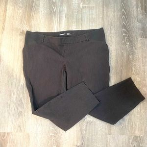 Old Navy Maternity Pixie Pants in size 16 Regular